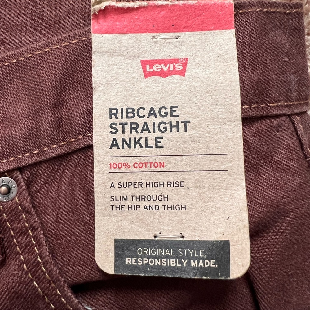 NWT Levi’s Ribcage Straight Ankle with a button fly. Size 28x27